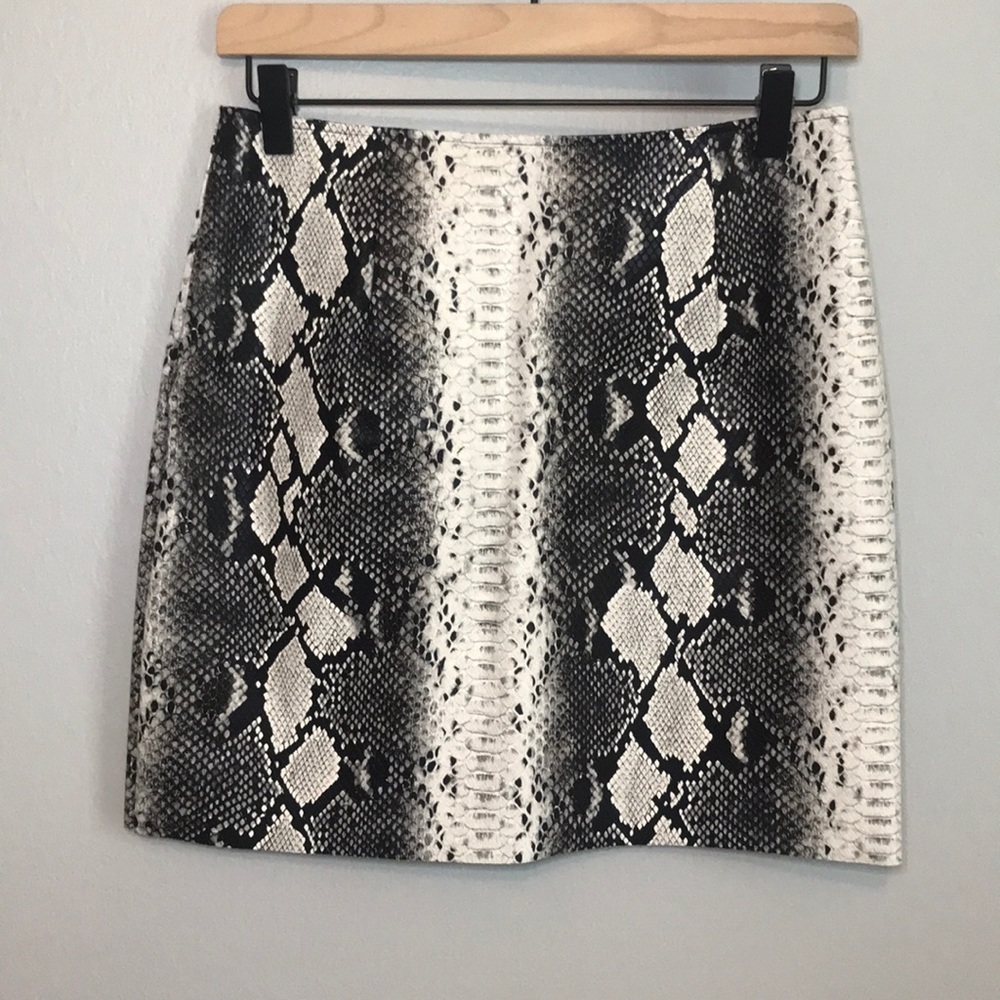 ✨🆕high waist zip up snake print leather skirt